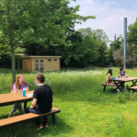 Ontspannende lunchpauze in onze tuin