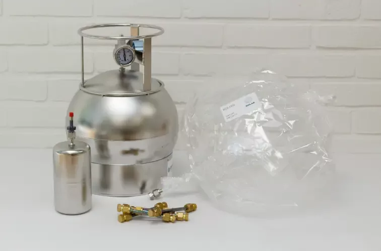 Air can be sampled with canisters, sampling bags or adsorption tubes.